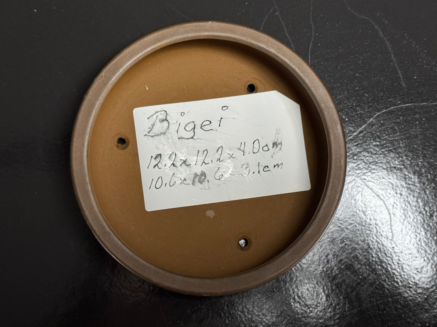 BIGEI 美芸 (Hirata Atsumi 平田あつみ) – 常滑 – 12.2cm Round (丸鉢) Unglazed Brown Clay (茶泥・無釉) Landscape Carved (山水彫刻)
