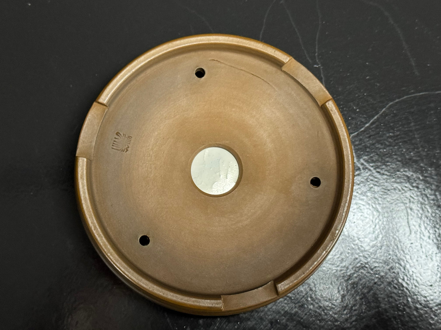 BIGEI 美芸 (Hirata Atsumi 平田あつみ) – 常滑 – 12.2cm Round (丸鉢) Unglazed Brown Clay (茶泥・無釉) Landscape Carved (山水彫刻)