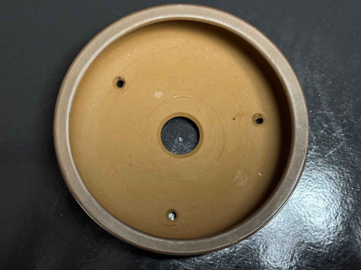 BIGEI 美芸 (Hirata Atsumi 平田あつみ) – 常滑 – 12.2cm Round (丸鉢) Unglazed Brown Clay (茶泥・無釉) Landscape Carved (山水彫刻)