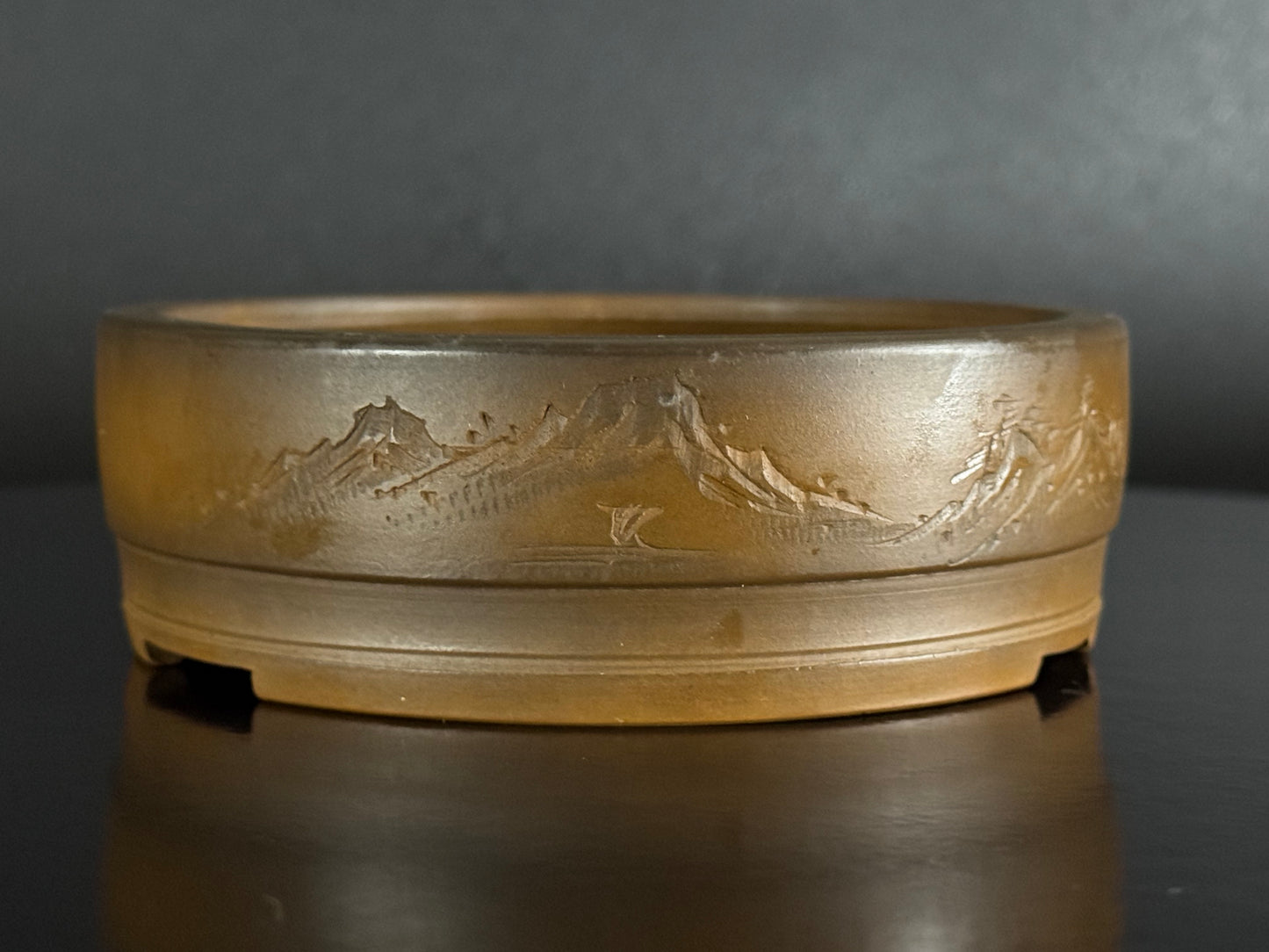 BIGEI 美芸 (Hirata Atsumi 平田あつみ) – 常滑 – 12.2cm Round (丸鉢) Unglazed Brown Clay (茶泥・無釉) Landscape Carved (山水彫刻)