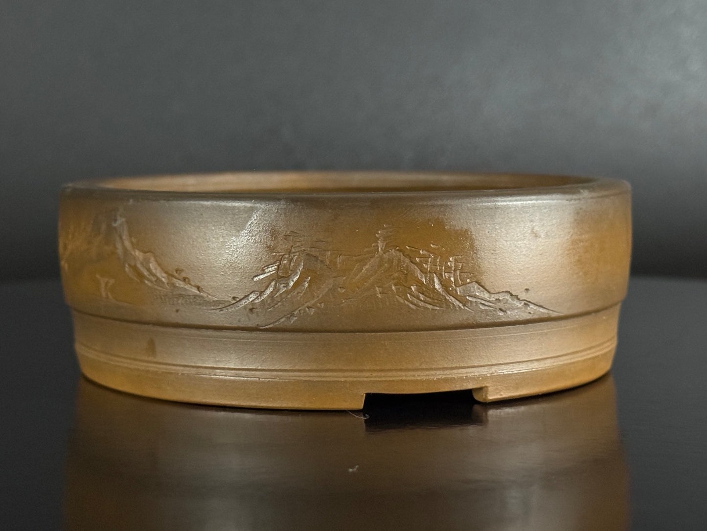 BIGEI 美芸 (Hirata Atsumi 平田あつみ) – 常滑 – 12.2cm Round (丸鉢) Unglazed Brown Clay (茶泥・無釉) Landscape Carved (山水彫刻)
