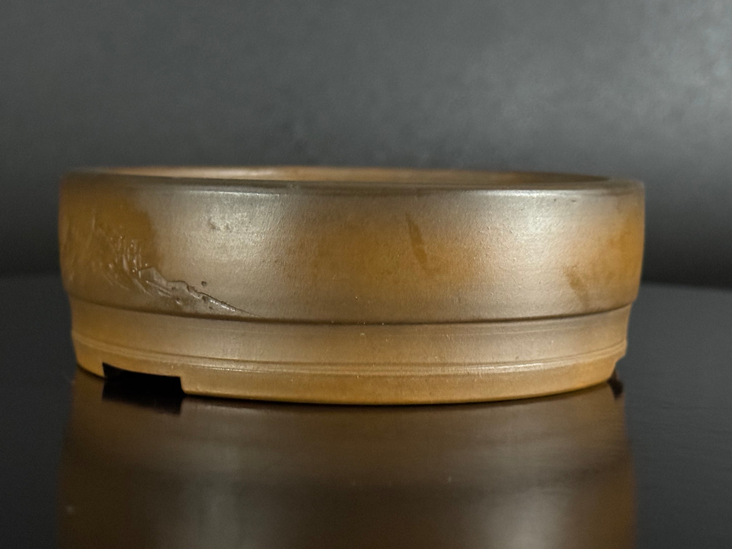 BIGEI 美芸 (Hirata Atsumi 平田あつみ) – 常滑 – 12.2cm Round (丸鉢) Unglazed Brown Clay (茶泥・無釉) Landscape Carved (山水彫刻)