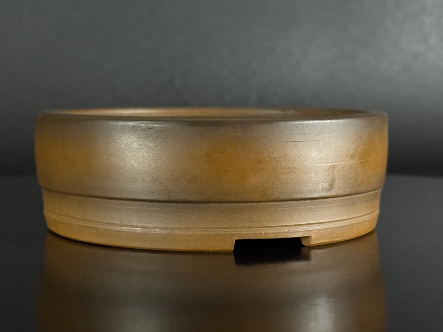BIGEI 美芸 (Hirata Atsumi 平田あつみ) – 常滑 – 12.2cm Round (丸鉢) Unglazed Brown Clay (茶泥・無釉) Landscape Carved (山水彫刻)