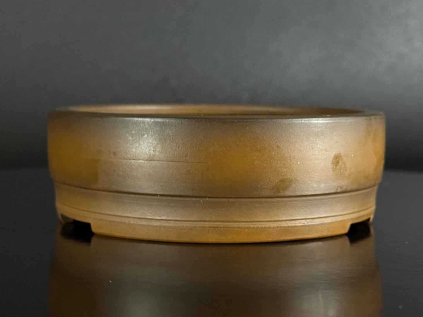 BIGEI 美芸 (Hirata Atsumi 平田あつみ) – 常滑 – 12.2cm Round (丸鉢) Unglazed Brown Clay (茶泥・無釉) Landscape Carved (山水彫刻)