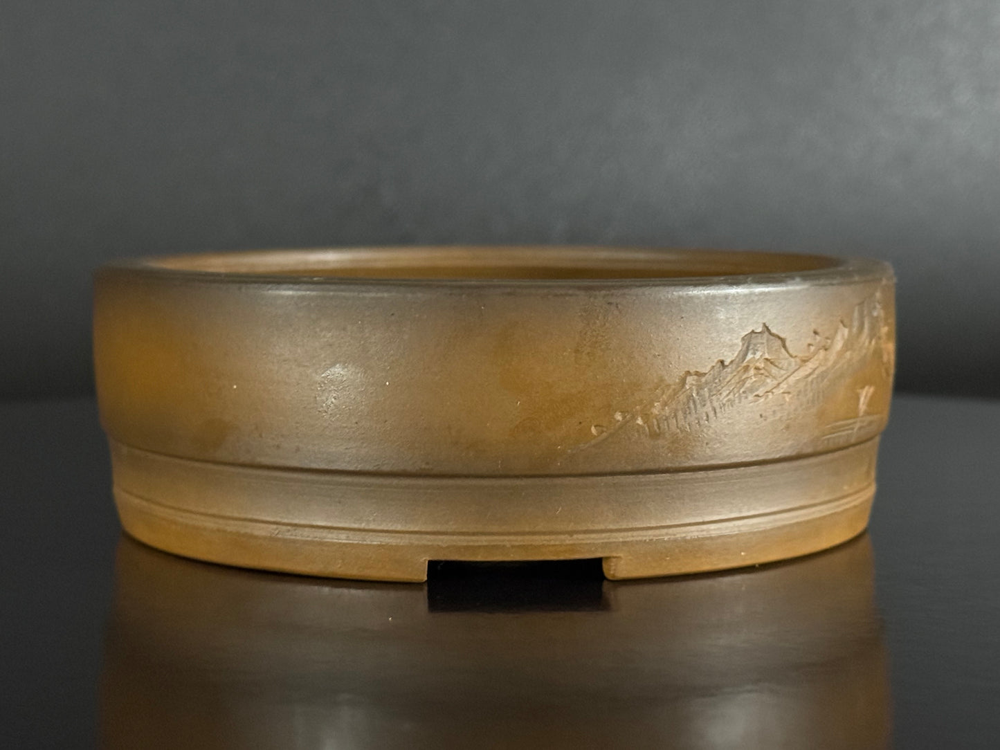 BIGEI 美芸 (Hirata Atsumi 平田あつみ) – 常滑 – 12.2cm Round (丸鉢) Unglazed Brown Clay (茶泥・無釉) Landscape Carved (山水彫刻)