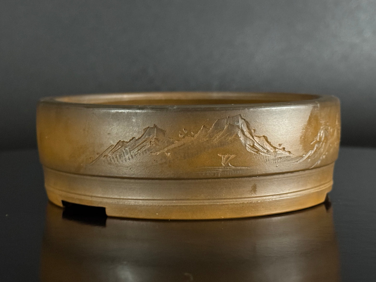 BIGEI 美芸 (Hirata Atsumi 平田あつみ) – 常滑 – 12.2cm Round (丸鉢) Unglazed Brown Clay (茶泥・無釉) Landscape Carved (山水彫刻)