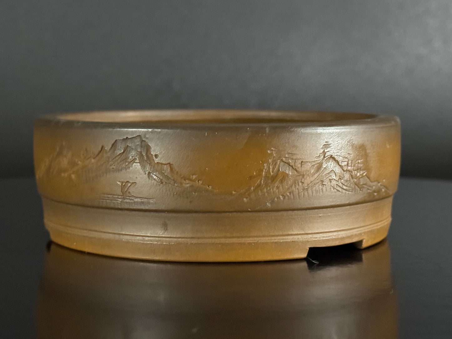 BIGEI 美芸 (Hirata Atsumi 平田あつみ) – 常滑 – 12.2cm Round (丸鉢) Unglazed Brown Clay (茶泥・無釉) Landscape Carved (山水彫刻)