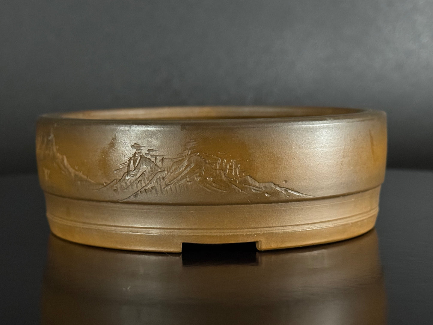BIGEI 美芸 (Hirata Atsumi 平田あつみ) – 常滑 – 12.2cm Round (丸鉢) Unglazed Brown Clay (茶泥・無釉) Landscape Carved (山水彫刻)
