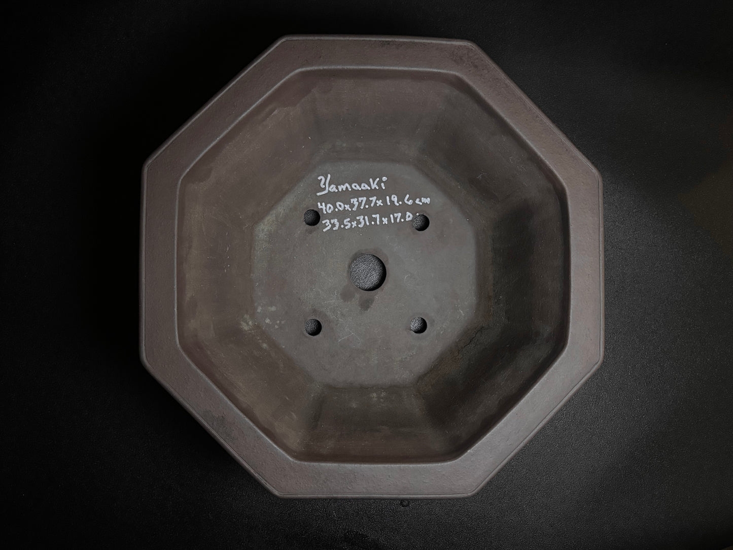 YAMAAKI 山秋 – 3rd Generation Kataoka Toshio 山秋三代 片岡俊雄 – Tokoname 常滑市 – 40.0cm Octagonal 八角鉢 – Unglazed 無釉
