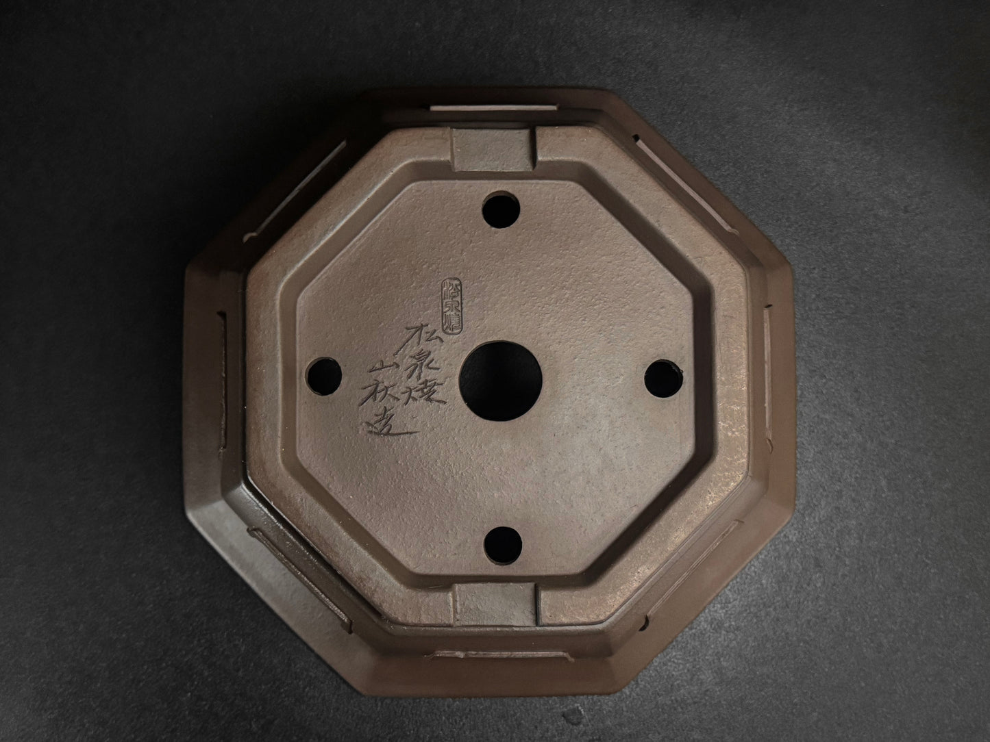 YAMAAKI 山秋 – 3rd Generation Kataoka Toshio 山秋三代 片岡俊雄 – Tokoname 常滑市 – 40.0cm Octagonal 八角鉢 – Unglazed 無釉