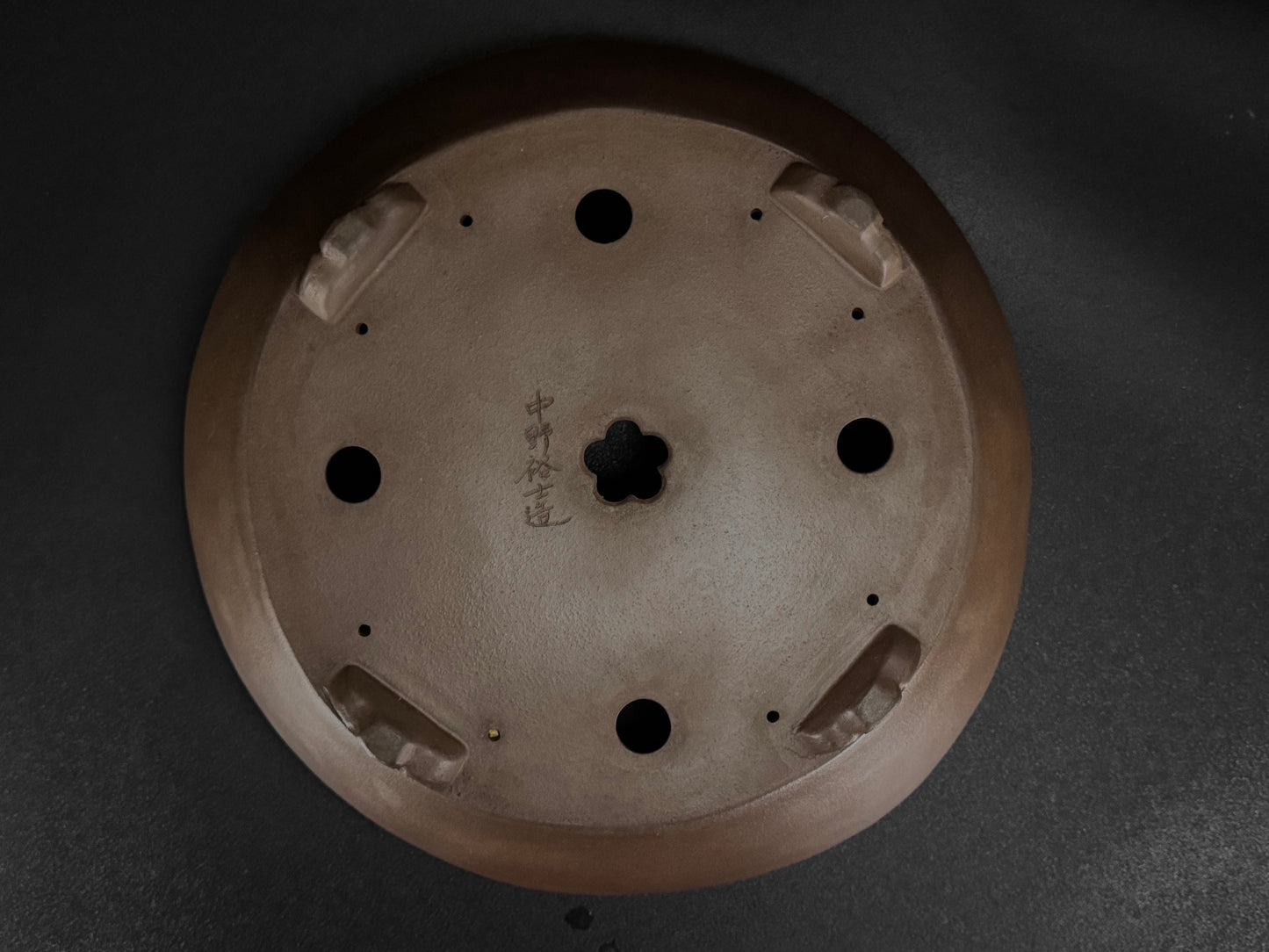 NAKANO GYOZAN 中野 行山 "Hand signed 爪描き" - 常滑 - 39.5cm Round 丸鉢 – Unglazed 無釉