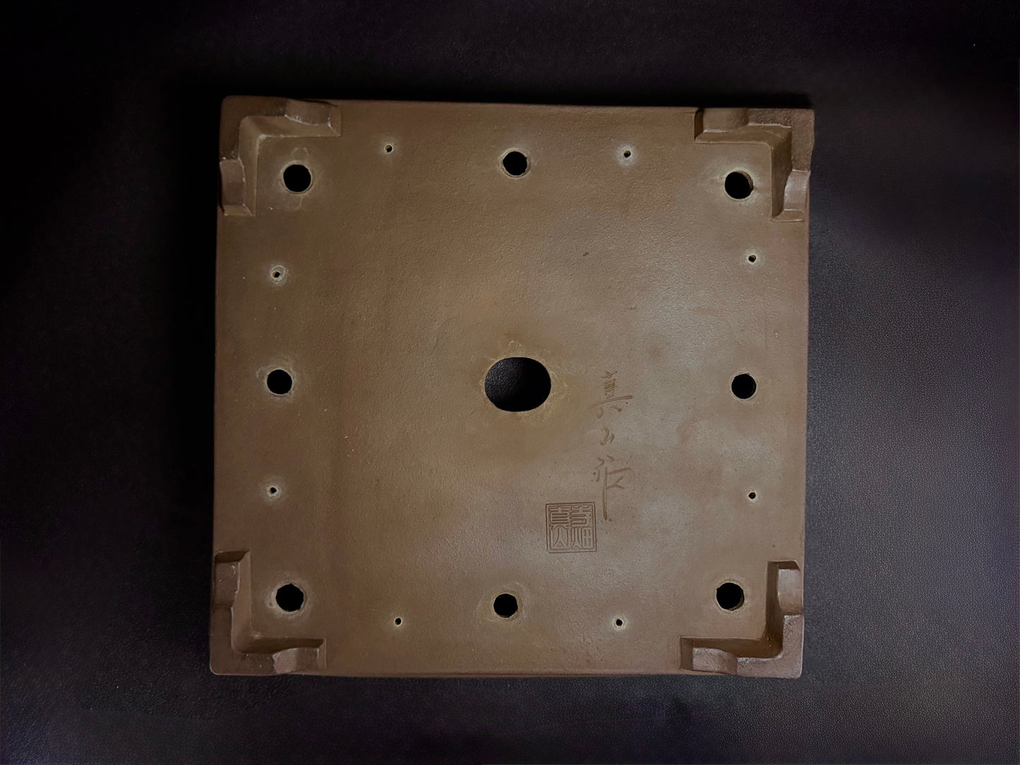 TERAHATA Mazan (Mayama Mazan) 寺畑真山 –  常滑 – 45.6cm Square 正方鉢 – Unglazed 無釉