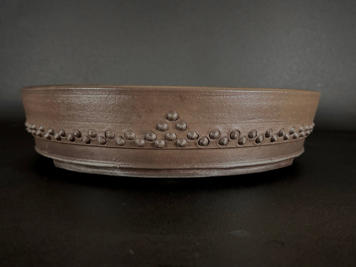 REIHOU 玲峰 (Matsushita Reiji 松下礼治) – Tokoname 常滑 – 37.0cm Round Drum 丸太鼓形 – Unglazed 無釉