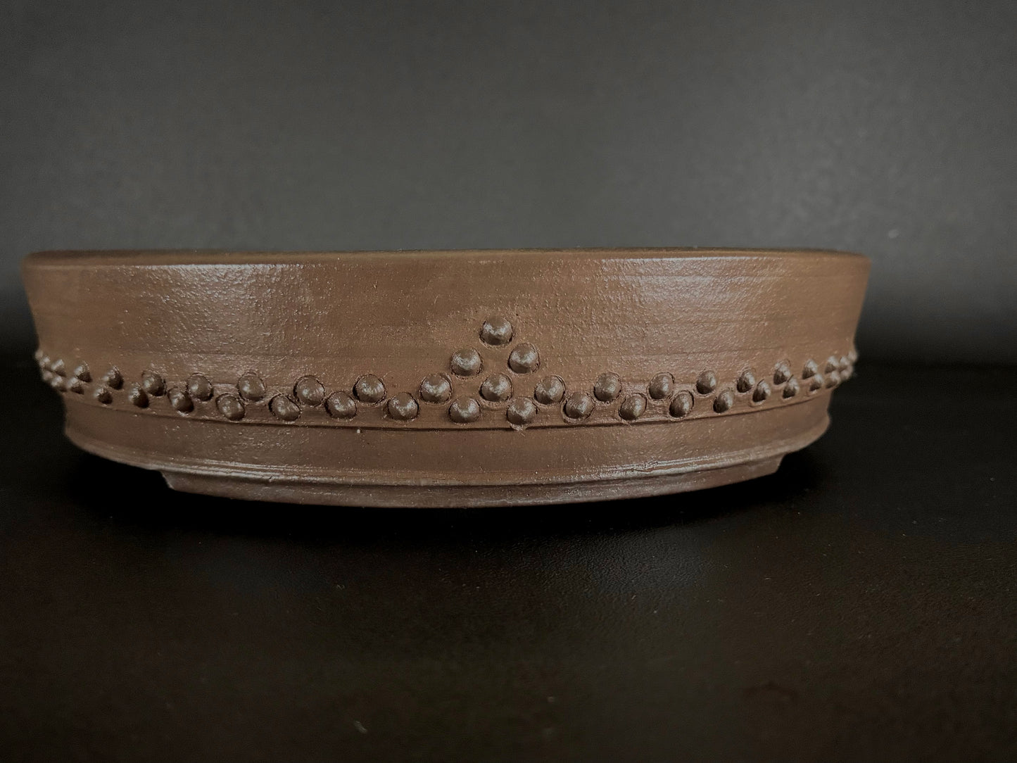 REIHOU 玲峰 (Matsushita Reiji 松下礼治) – Tokoname 常滑 – 37.0cm Round Drum 丸太鼓形 – Unglazed 無釉