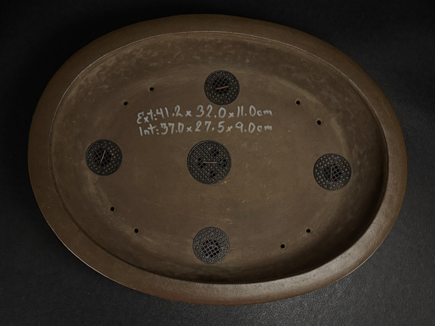 NAKANO GYOZAN 中野 行山 "Hand signed 爪描き" - 常滑 - 41.2cm Oval Unglazed (楕円形 無釉)