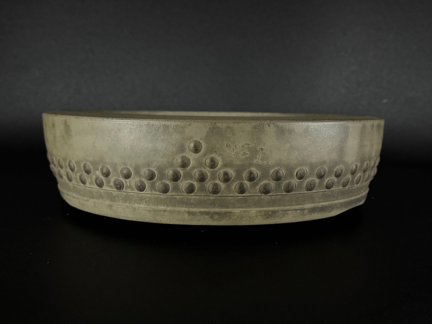 TOUYOU / TOYO 陶陽 (Matsumoto Takeshi 松本 武) – Tokoname 常滑市 – 33.6cm Round Drum 丸形太鼓鉢 – Unglazed 無釉