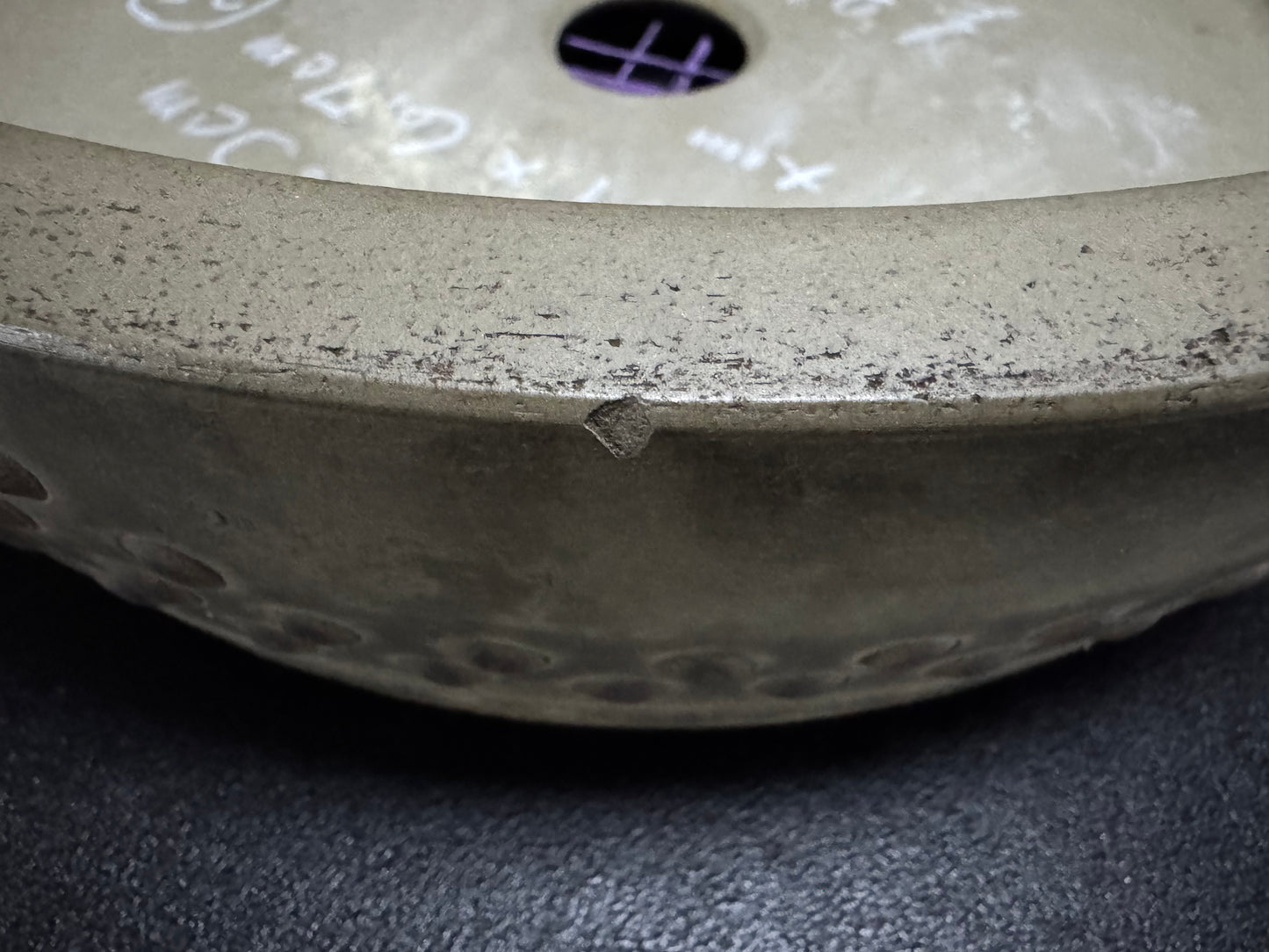 TOUYOU / TOYO 陶陽 (Matsumoto Takeshi 松本 武) – Tokoname 常滑市 – 33.6cm Round Drum 丸形太鼓鉢 – Unglazed 無釉