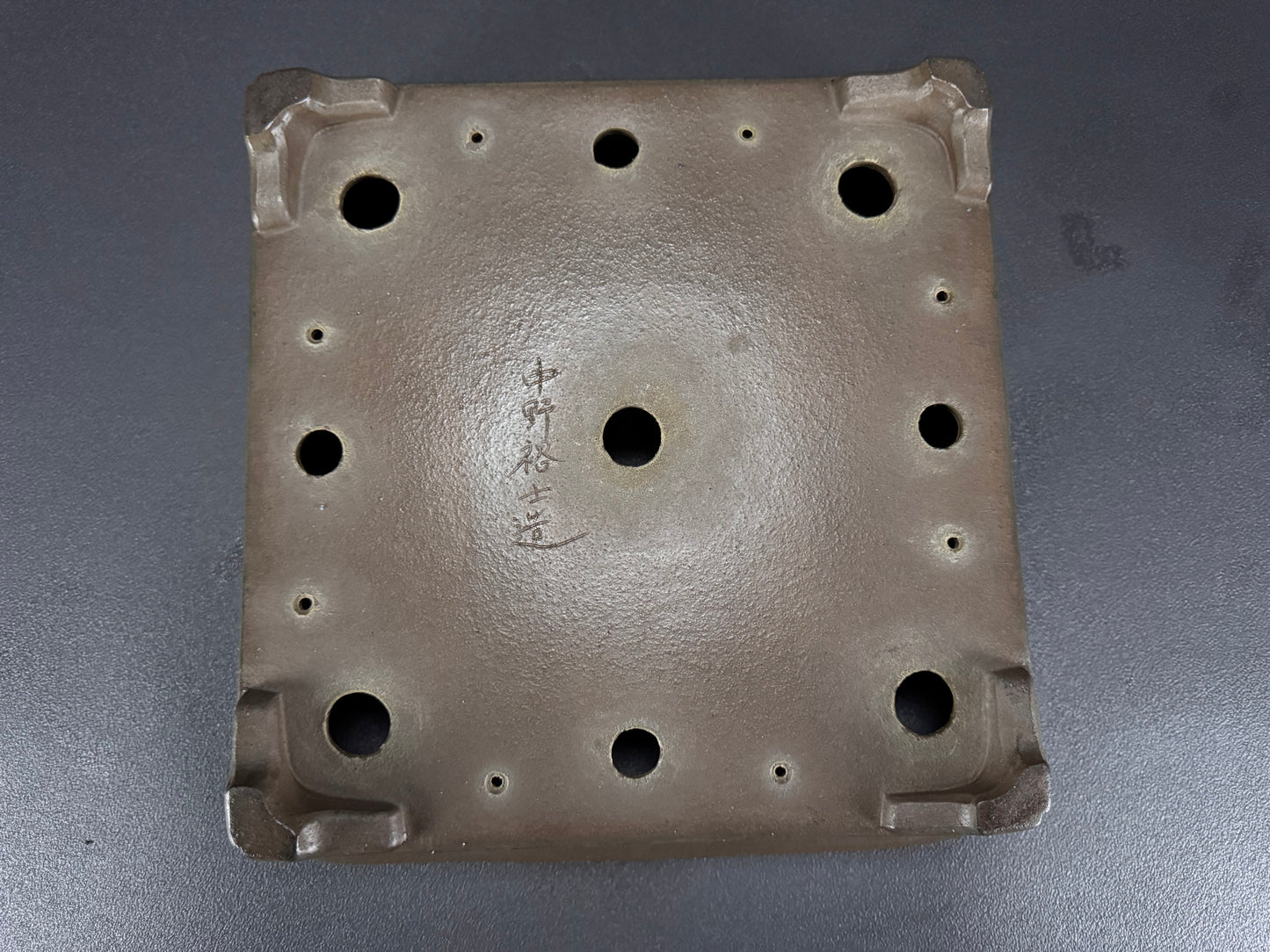 GYOZAN 2nd Gen (Yuuji Nakano 中野 裕二 )"Hand signed 爪描き" - 常滑 – 33.5cm Square Unglazed 角鉢 無釉 On Hold please ask if interested.