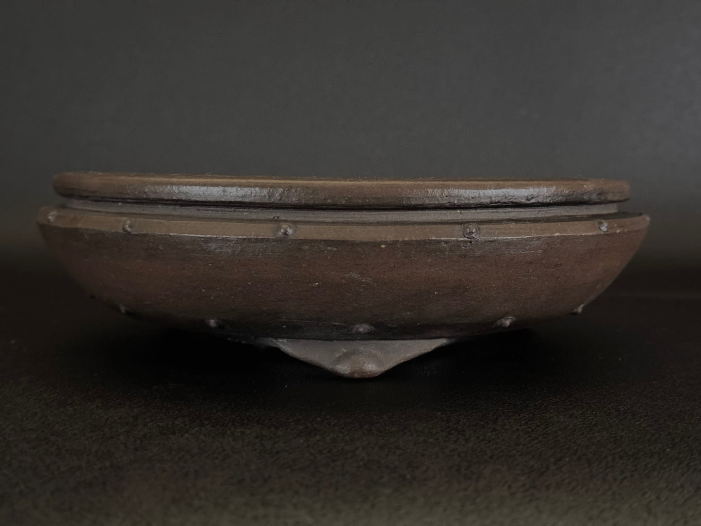 SHOZAN 松山 – Watanabe Shozo 渡辺正三 - 常滑 - 25.0cm Round Bag-Style Drum (袋形・太鼓形丸鉢) Unglazed (無釉) Retake photos they are too dark