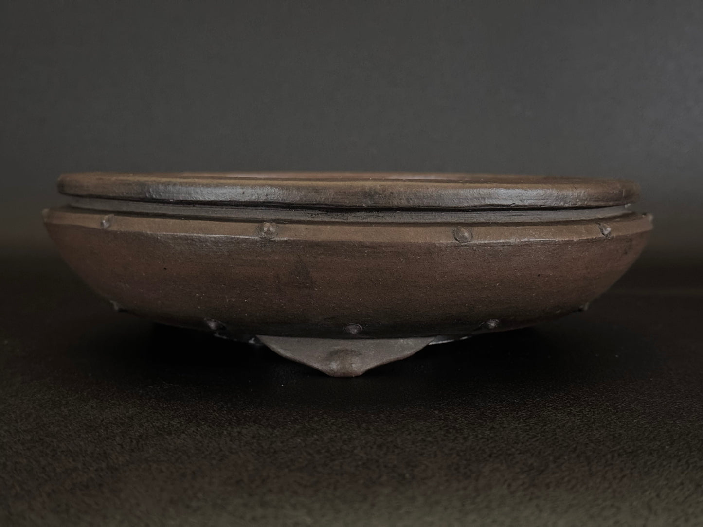 SHOZAN 松山 – Watanabe Shozo 渡辺正三 - 常滑 - 25.0cm Round Bag-Style Drum (袋形・太鼓形丸鉢) Unglazed (無釉) Retake photos they are too dark