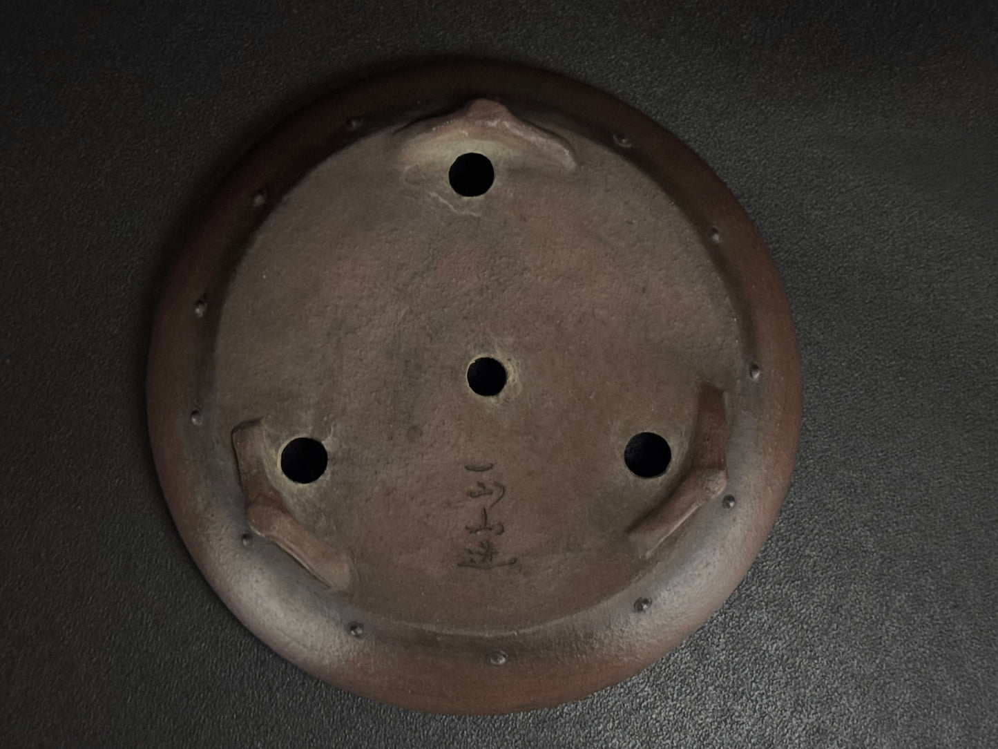 SHOZAN 松山 – Watanabe Shozo 渡辺正三 - 常滑 - 25.0cm Round Bag-Style Drum (袋形・太鼓形丸鉢) Unglazed (無釉) Retake photos they are too dark