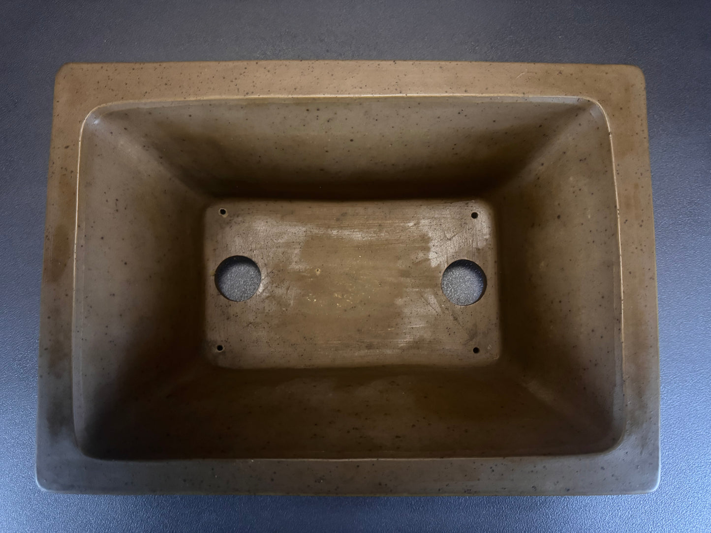 IZUMI-ya Matsushita Masuo 泉屋 松下益夫 (aka SENGO/Zenigo 泉古) - 常滑 -  33.4cm rectangular, unglazed.
