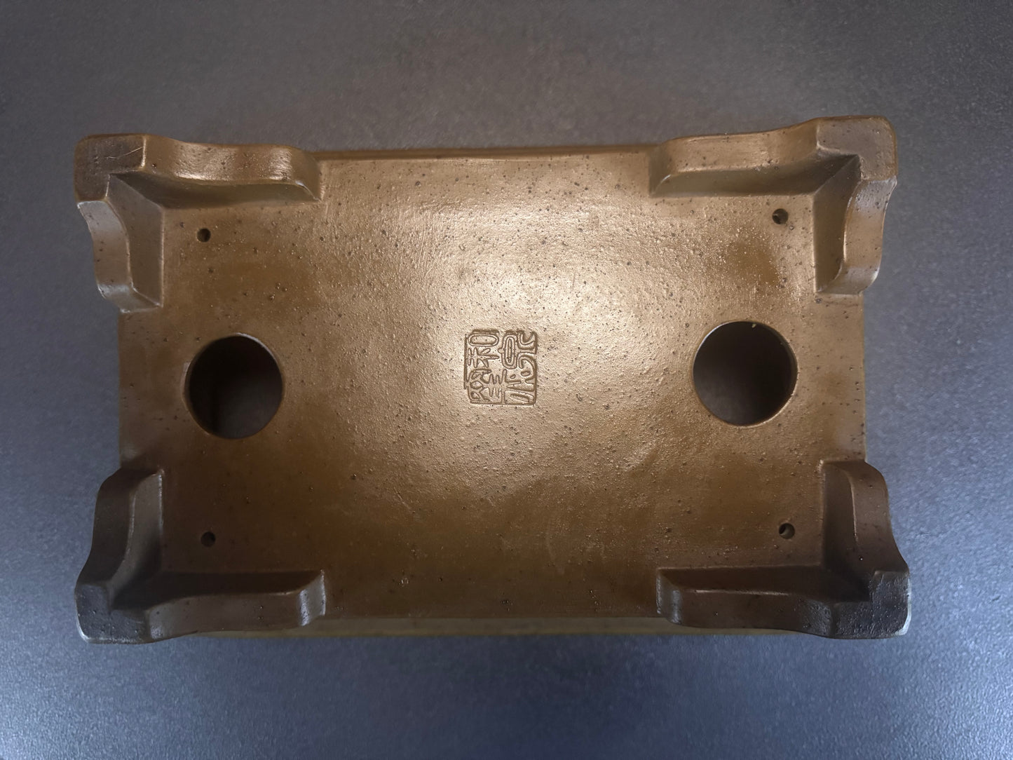 IZUMI-ya Matsushita Masuo 泉屋 松下益夫 (aka SENGO/Zenigo 泉古) - 常滑 -  33.4cm rectangular, unglazed.