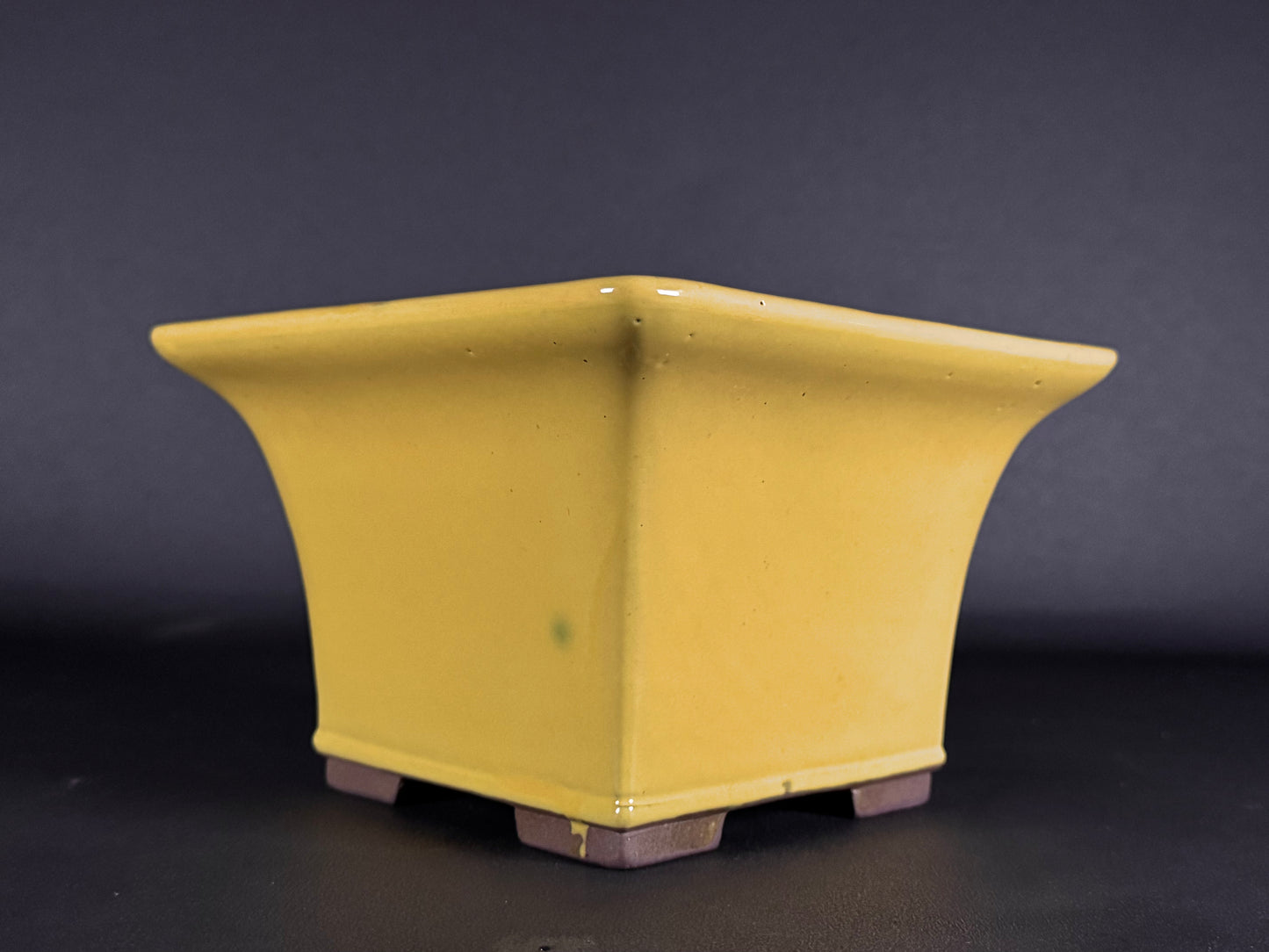 YAMAAKI 山秋 – 3rd Generation (Kataoka Toshio) 山秋三代 片岡俊雄 – 常滑 – 22.4cm Yellow Glazed Square Pot 黄釉角鉢