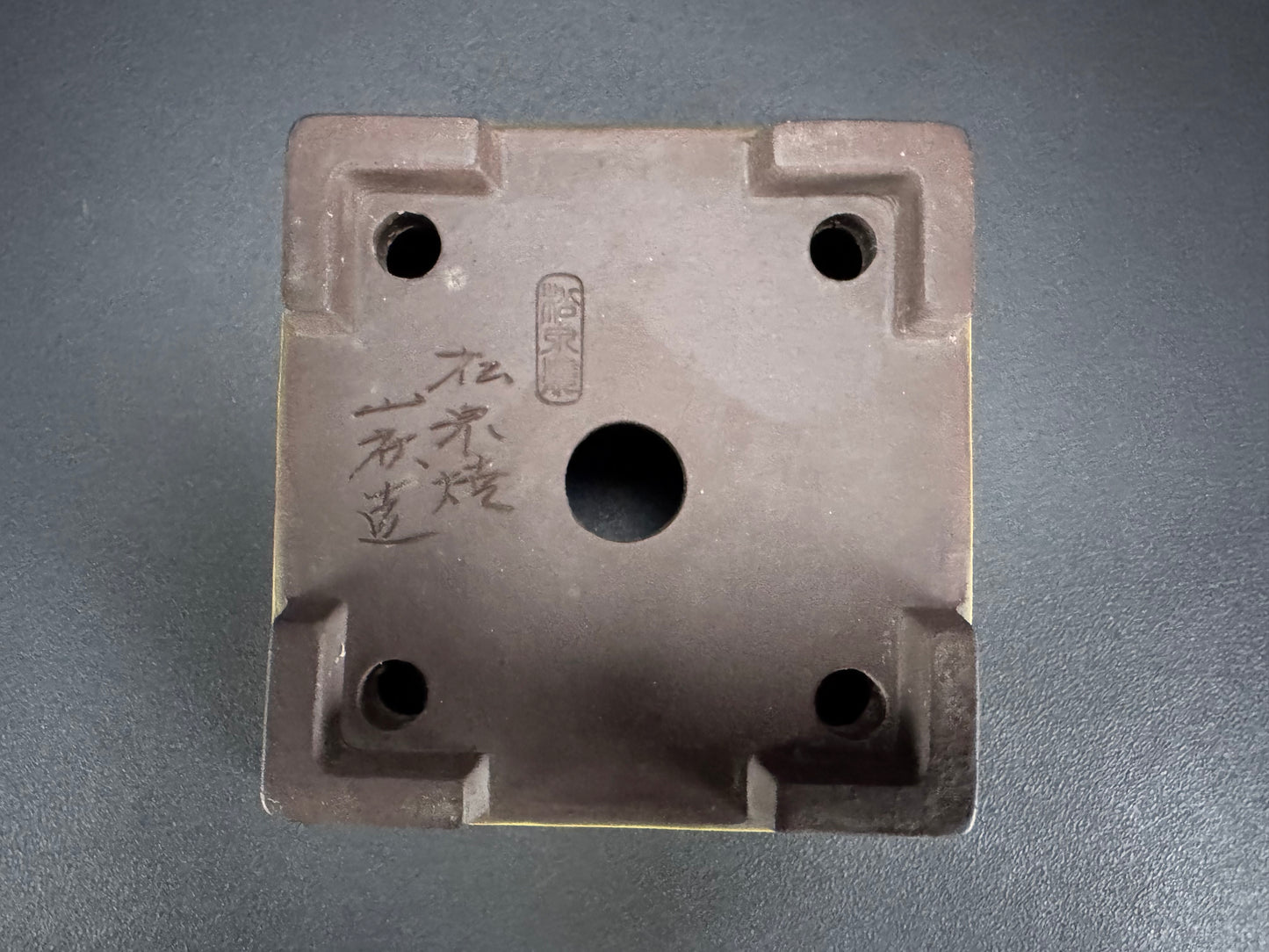 YAMAAKI 山秋 – 3rd Generation (Kataoka Toshio) 山秋三代 片岡俊雄 – 常滑 – 22.4cm Yellow Glazed Square Pot 黄釉角鉢