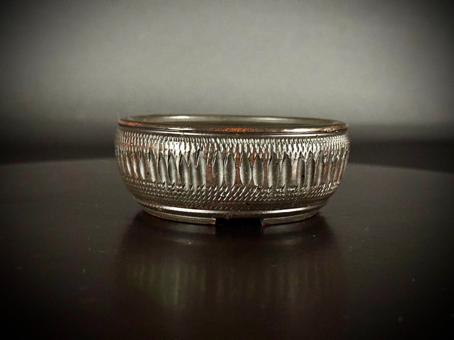BIGEI 美芸 (Hirata Atsumi 平田あつみ) – 常滑 – 9.5cm Round, Unglazed Carved.