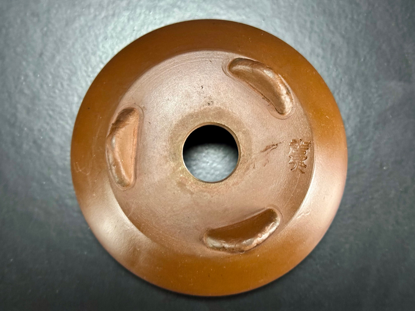 BIGEI 美芸 (Hirata Atsumi 平田あつみ) – Tokoname 常滑 – 9.1 x 4.5cm Round – Unglazed