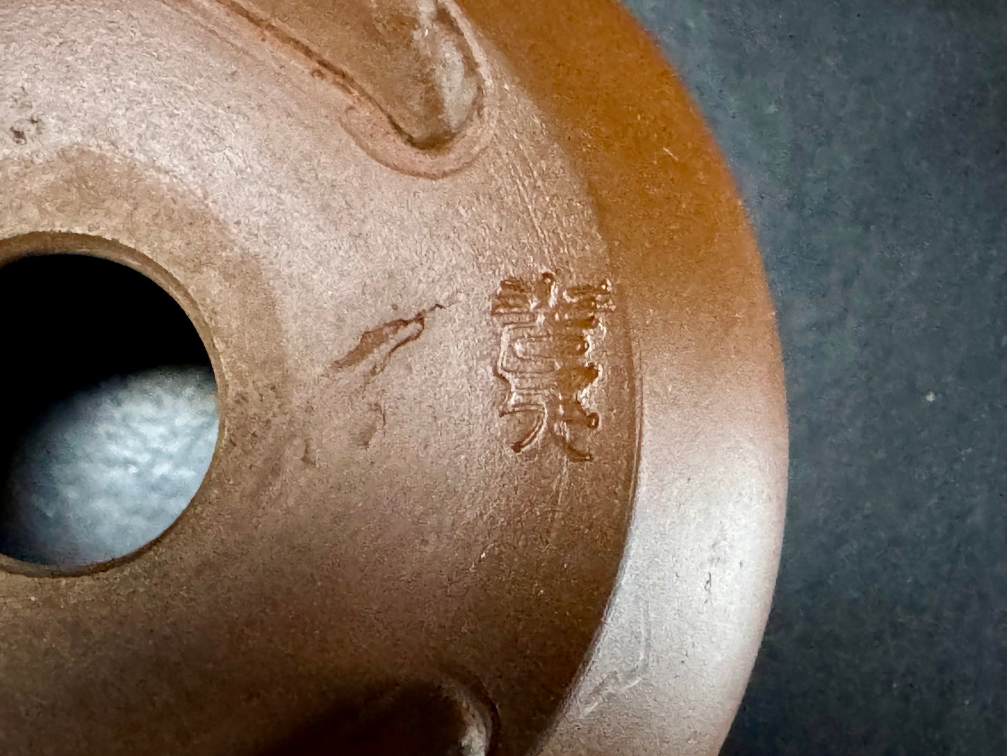 BIGEI 美芸 (Hirata Atsumi 平田あつみ) – Tokoname 常滑 – 9.1 x 4.5cm Round – Unglazed