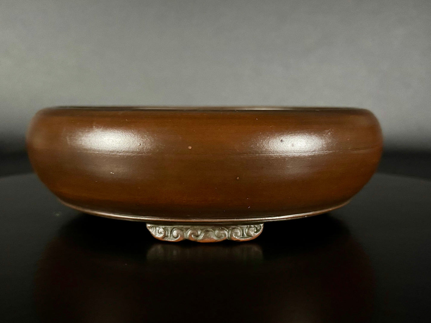BIGEI 美芸 (Hirata Atsumi 平田あつみ) – 常滑 – 18.6cm Round Stringed Iron Two-Tiered Bottom