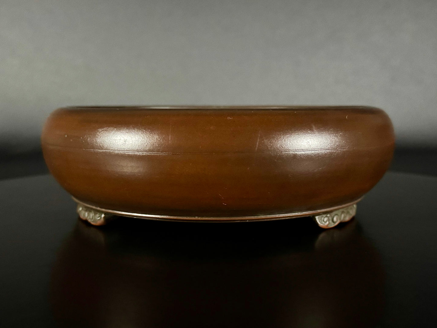 BIGEI 美芸 (Hirata Atsumi 平田あつみ) – 常滑 – 18.6cm Round Stringed Iron Two-Tiered Bottom