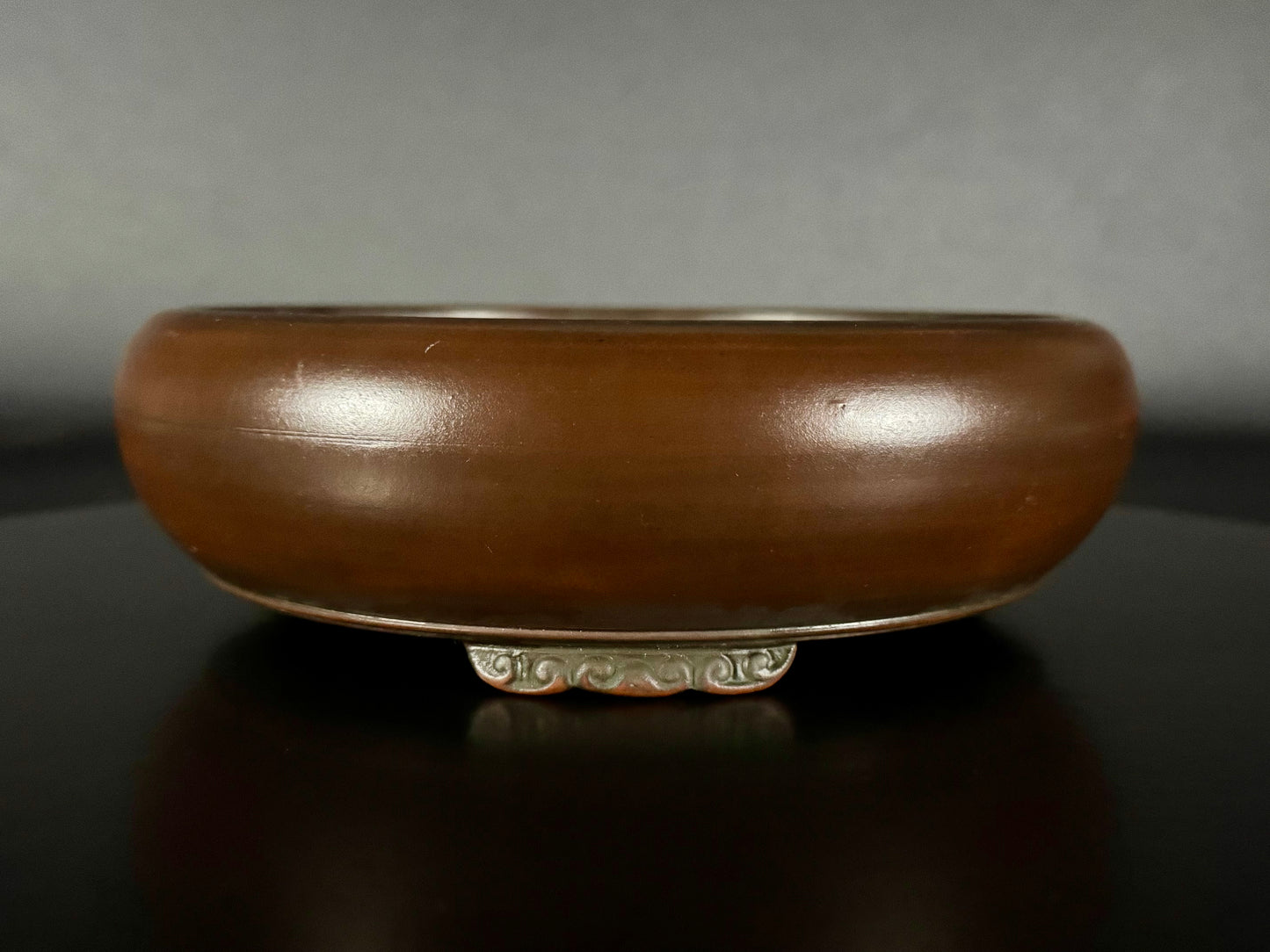 BIGEI 美芸 (Hirata Atsumi 平田あつみ) – 常滑 – 18.6cm Round Stringed Iron Two-Tiered Bottom