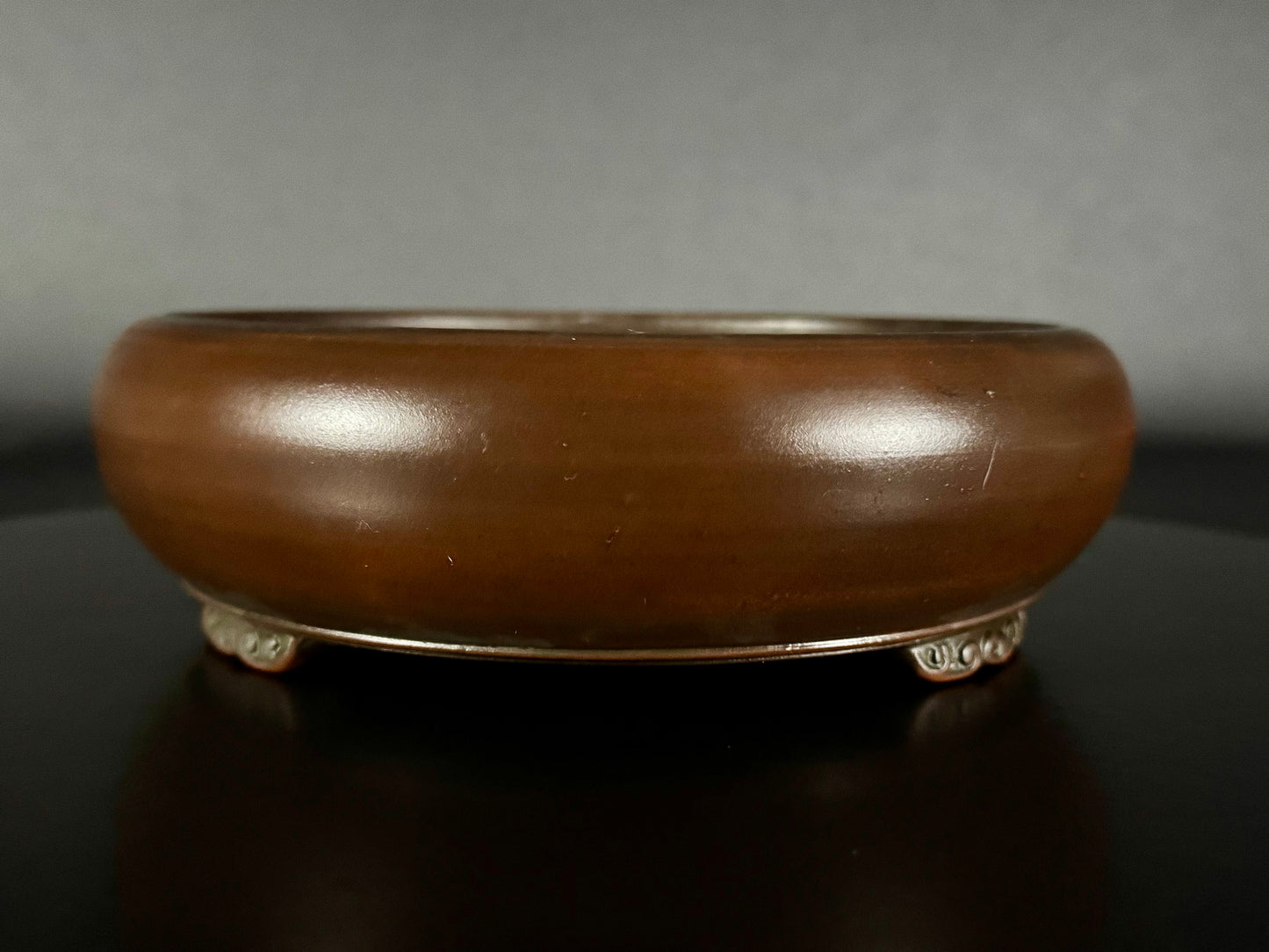 BIGEI 美芸 (Hirata Atsumi 平田あつみ) – 常滑 – 18.6cm Round Stringed Iron Two-Tiered Bottom