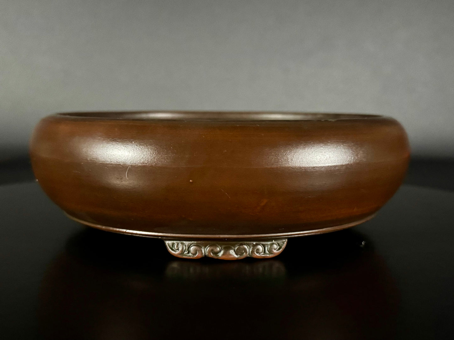 BIGEI 美芸 (Hirata Atsumi 平田あつみ) – 常滑 – 18.6cm Round Stringed Iron Two-Tiered Bottom