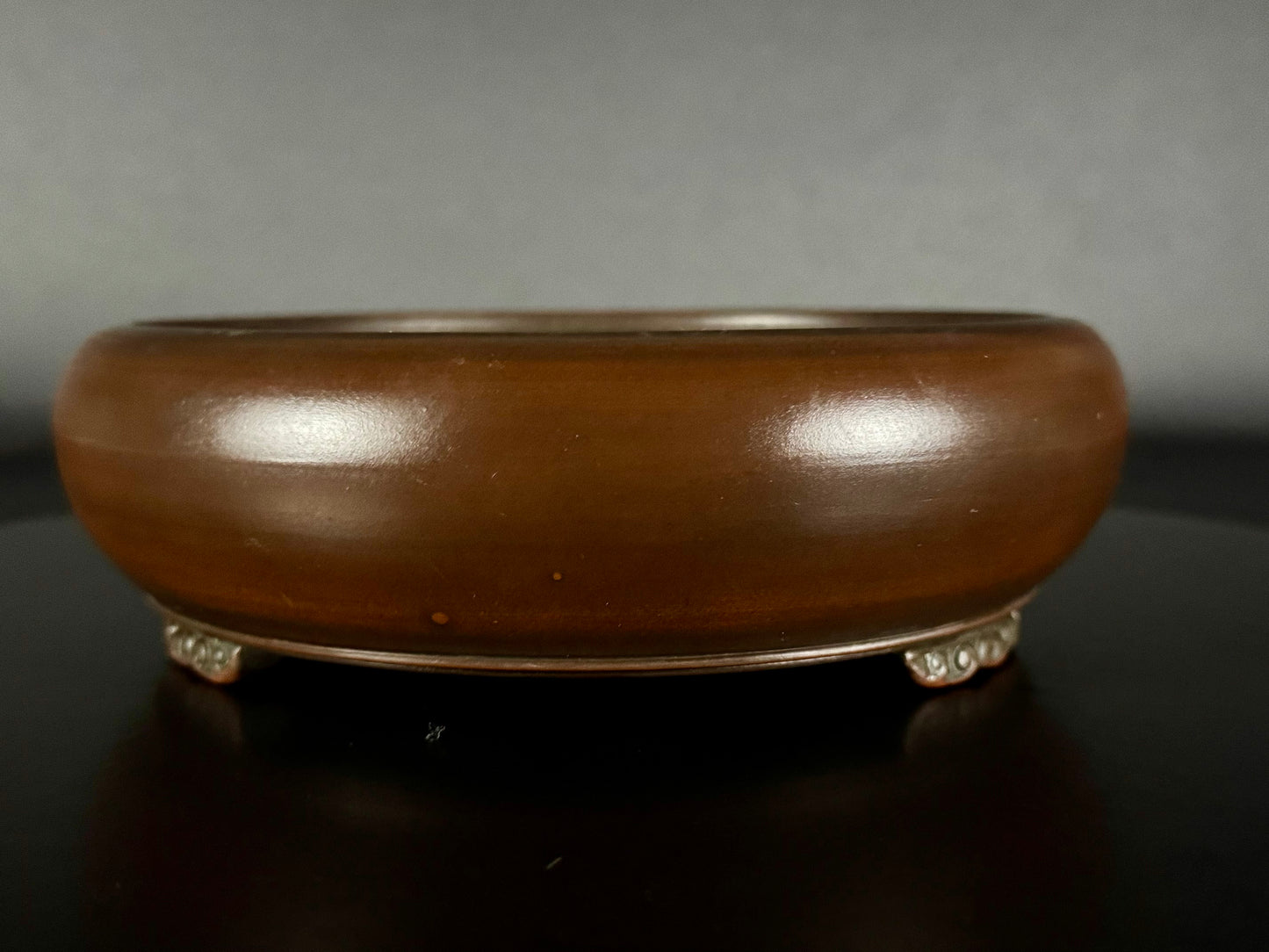 BIGEI 美芸 (Hirata Atsumi 平田あつみ) – 常滑 – 18.6cm Round Stringed Iron Two-Tiered Bottom