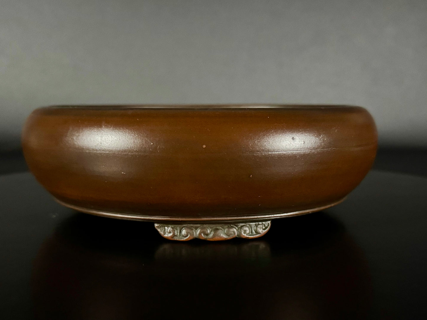 BIGEI 美芸 (Hirata Atsumi 平田あつみ) – 常滑 – 18.6cm Round Stringed Iron Two-Tiered Bottom