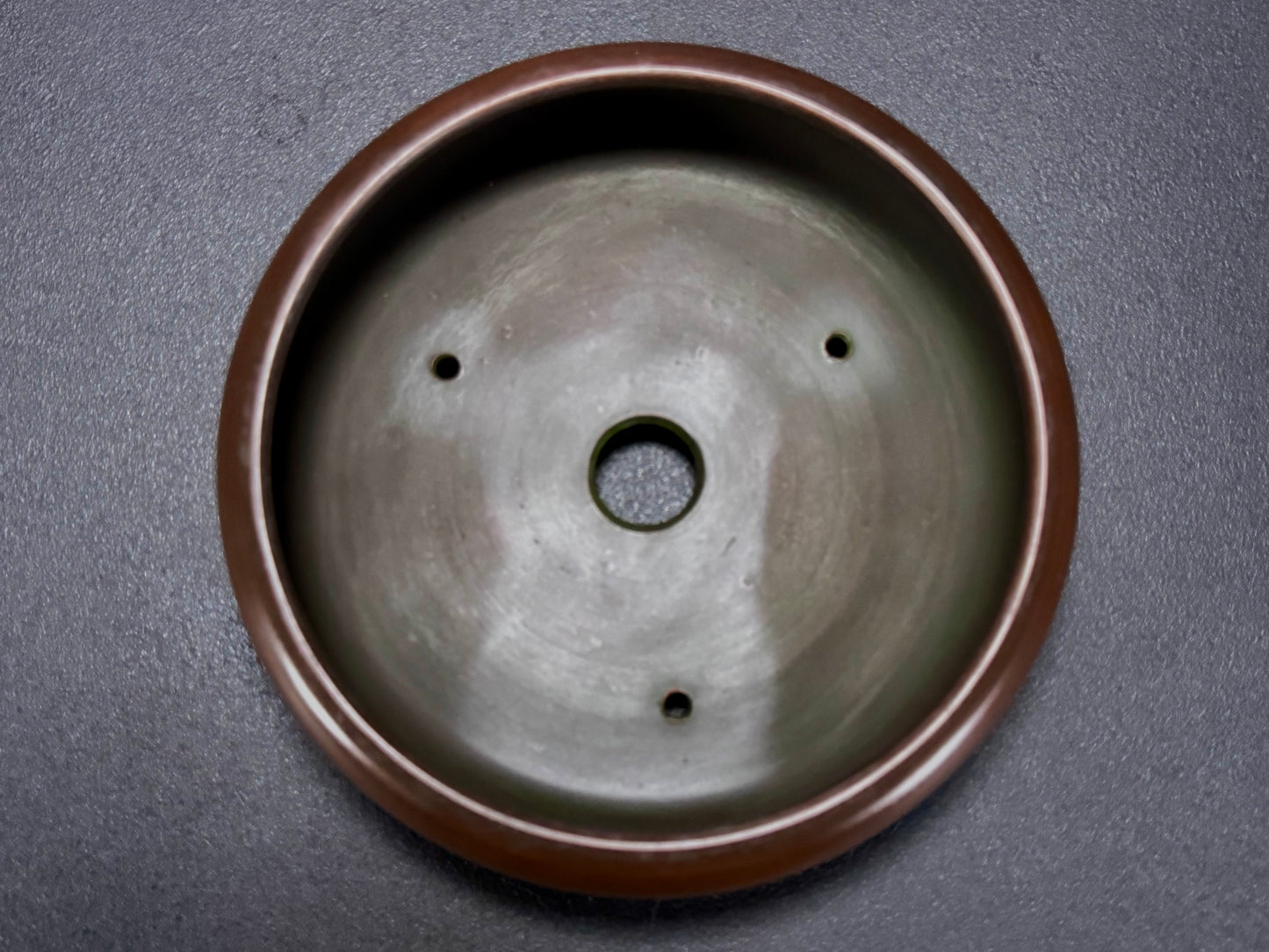 BIGEI 美芸 (Hirata Atsumi 平田あつみ) – 常滑 – 18.6cm Round Stringed Iron Two-Tiered Bottom