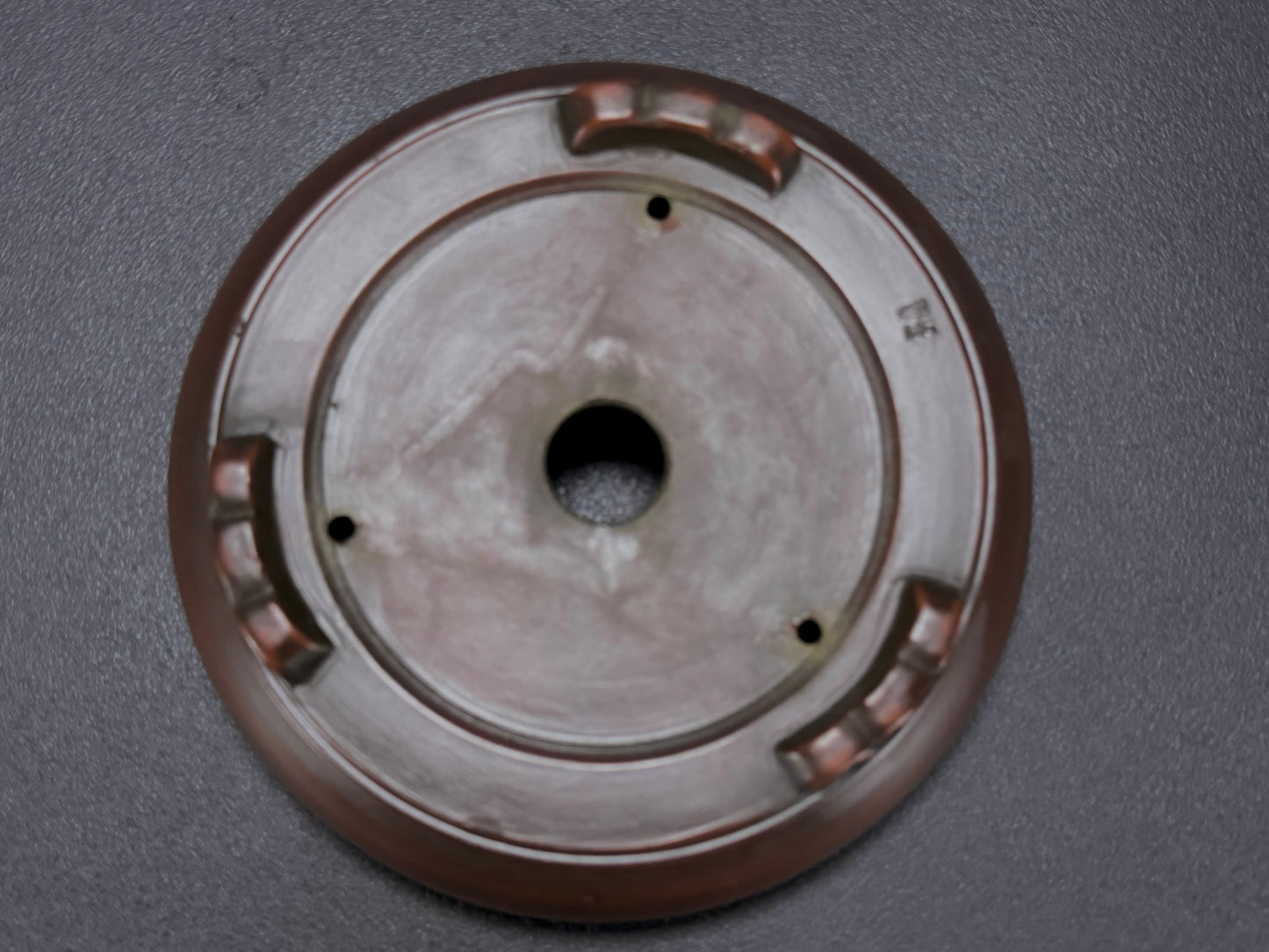 BIGEI 美芸 (Hirata Atsumi 平田あつみ) – 常滑 – 18.6cm Round Stringed Iron Two-Tiered Bottom