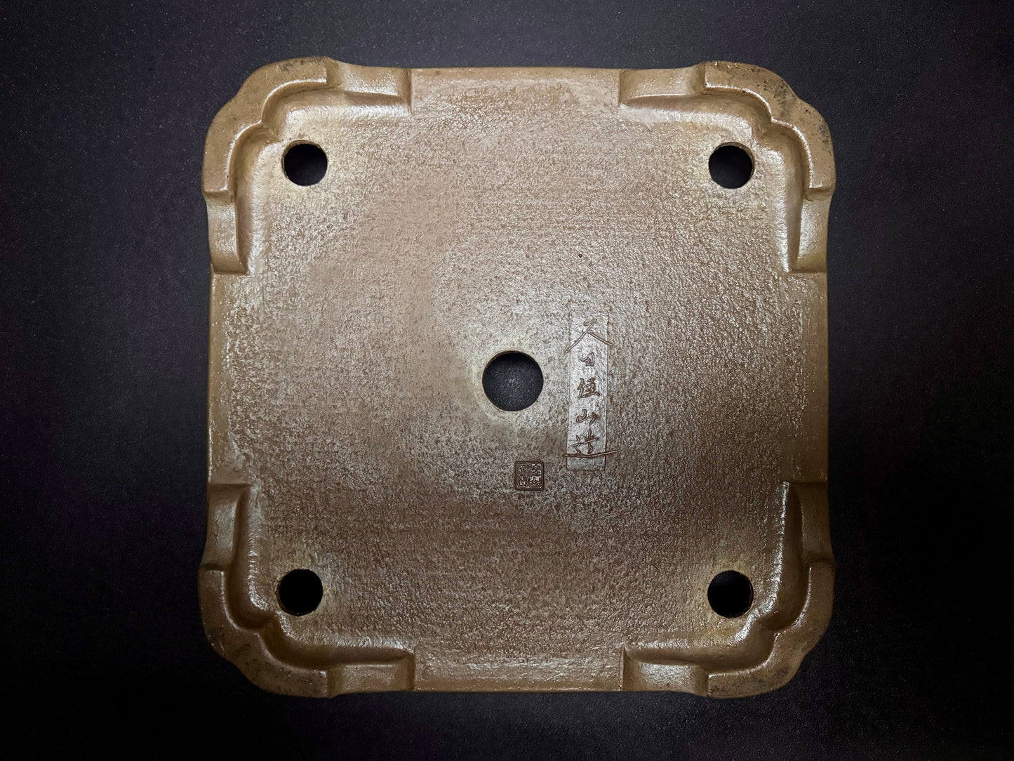 KEIZAN HISADA 久山 桂山 - Hand signed 爪描き- 常滑 - 43.3cm Square (正方鉢) Unglazed 無釉