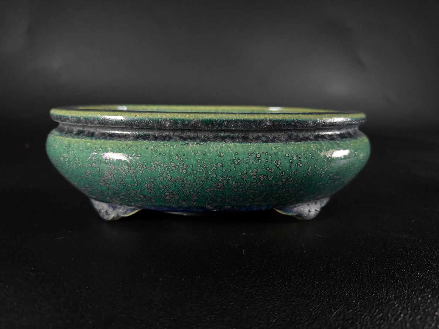 AIBA KOYO – Mr. AIBA Kouichirou（相場 恒一郎）– 常滑 – 24.6 cm Oval Bag-Style Bonsai Pot（楕円袋式鉢・鉄斑翡翠緑釉