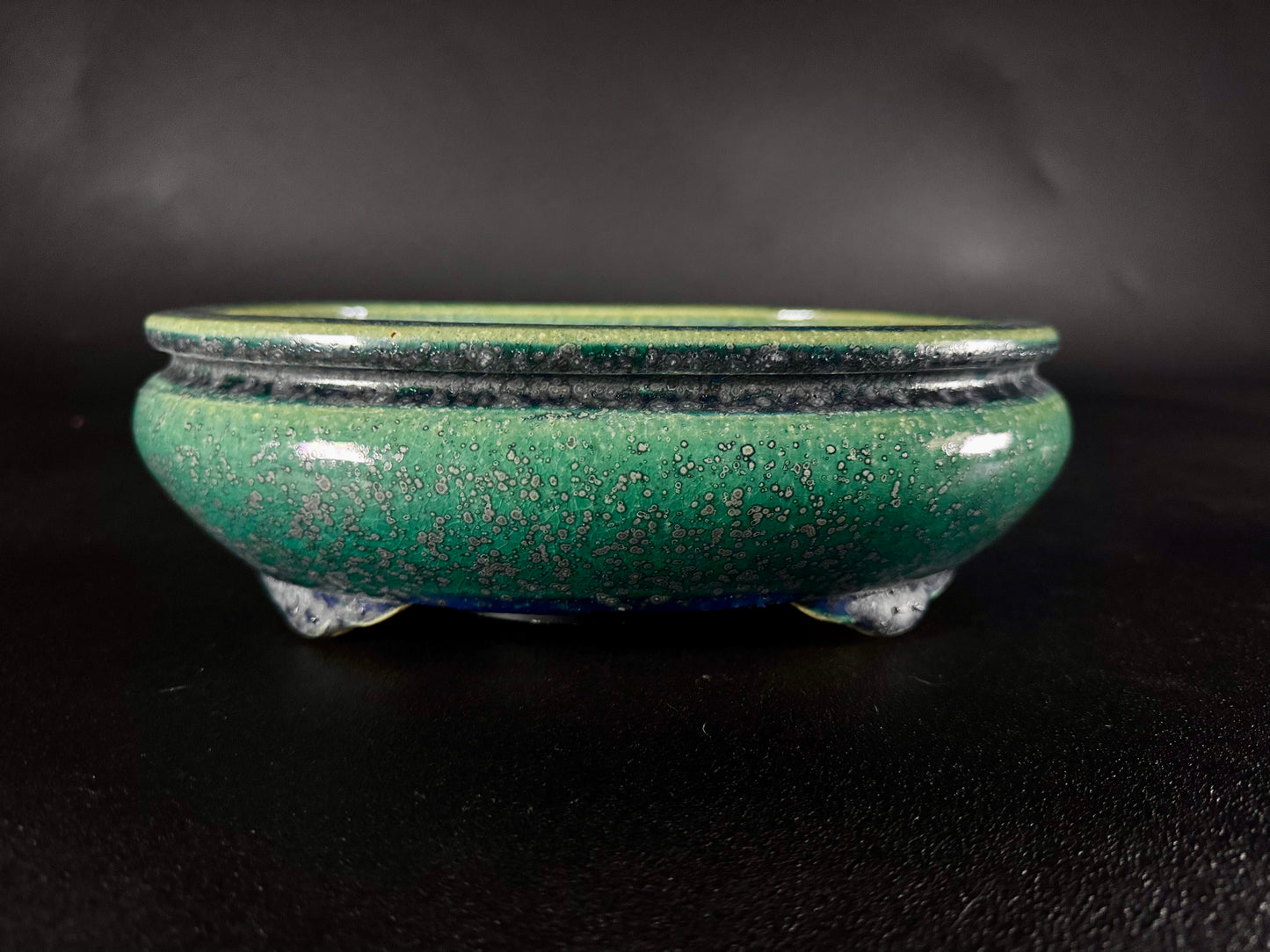 AIBA KOYO – Mr. AIBA Kouichirou（相場 恒一郎）– 常滑 – 24.6 cm Oval Bag-Style Bonsai Pot（楕円袋式鉢・鉄斑翡翠緑釉