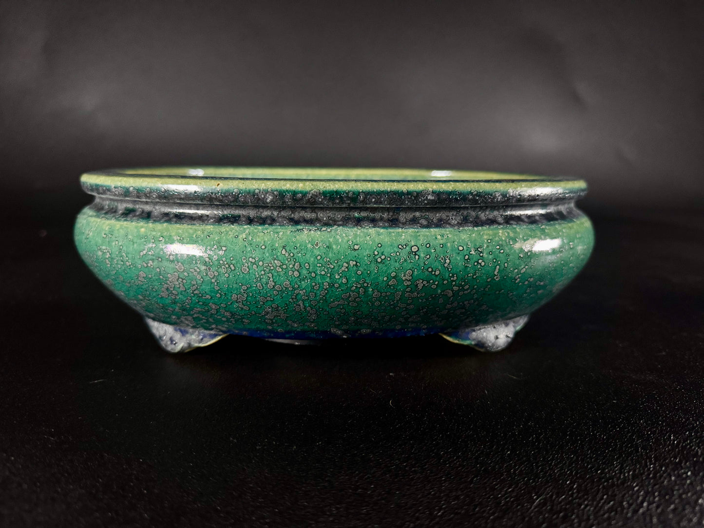 AIBA KOYO – Mr. AIBA Kouichirou（相場 恒一郎）– 常滑 – 24.6 cm Oval Bag-Style Bonsai Pot（楕円袋式鉢・鉄斑翡翠緑釉