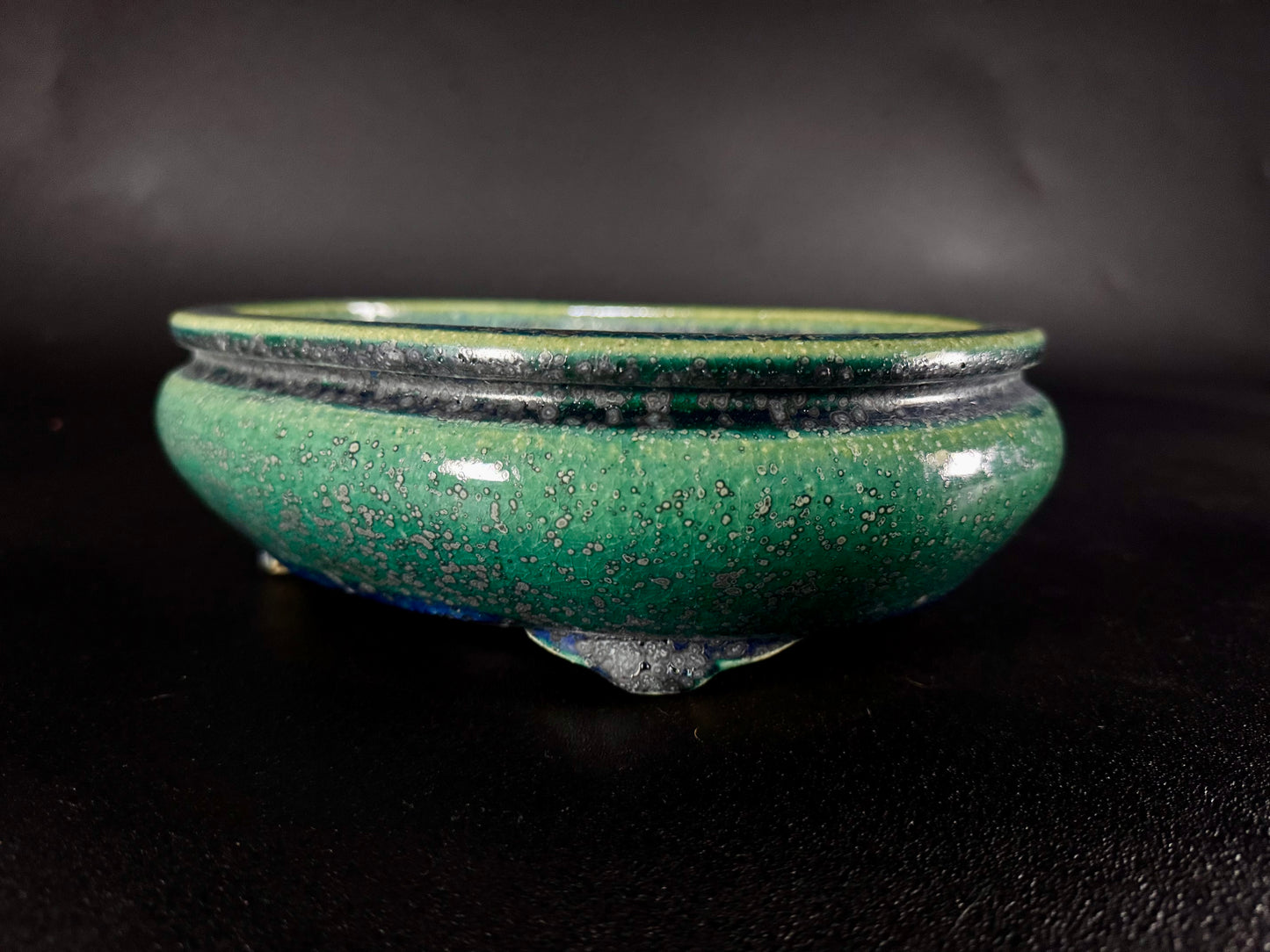 AIBA KOYO – Mr. AIBA Kouichirou（相場 恒一郎）– 常滑 – 24.6 cm Oval Bag-Style Bonsai Pot（楕円袋式鉢・鉄斑翡翠緑釉