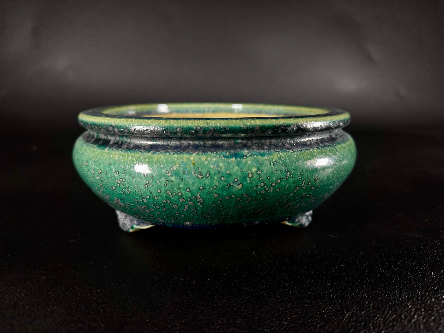 AIBA KOYO – Mr. AIBA Kouichirou（相場 恒一郎）– 常滑 – 24.6 cm Oval Bag-Style Bonsai Pot（楕円袋式鉢・鉄斑翡翠緑釉