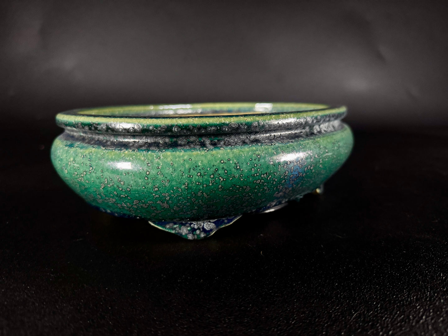 AIBA KOYO – Mr. AIBA Kouichirou（相場 恒一郎）– 常滑 – 24.6 cm Oval Bag-Style Bonsai Pot（楕円袋式鉢・鉄斑翡翠緑釉