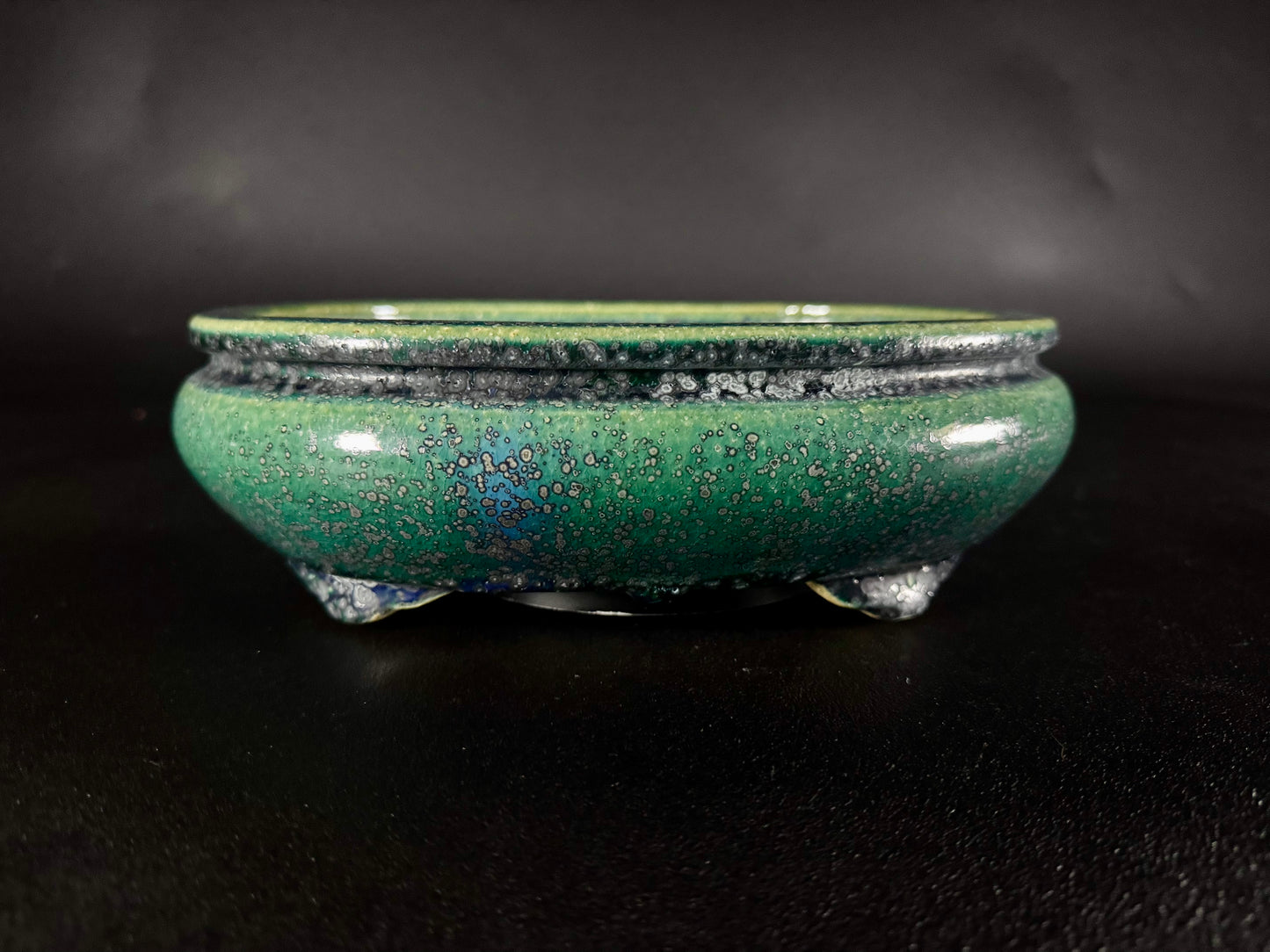AIBA KOYO – Mr. AIBA Kouichirou（相場 恒一郎）– 常滑 – 24.6 cm Oval Bag-Style Bonsai Pot（楕円袋式鉢・鉄斑翡翠緑釉