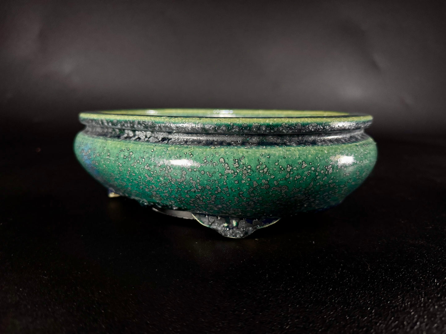 AIBA KOYO – Mr. AIBA Kouichirou（相場 恒一郎）– 常滑 – 24.6 cm Oval Bag-Style Bonsai Pot（楕円袋式鉢・鉄斑翡翠緑釉